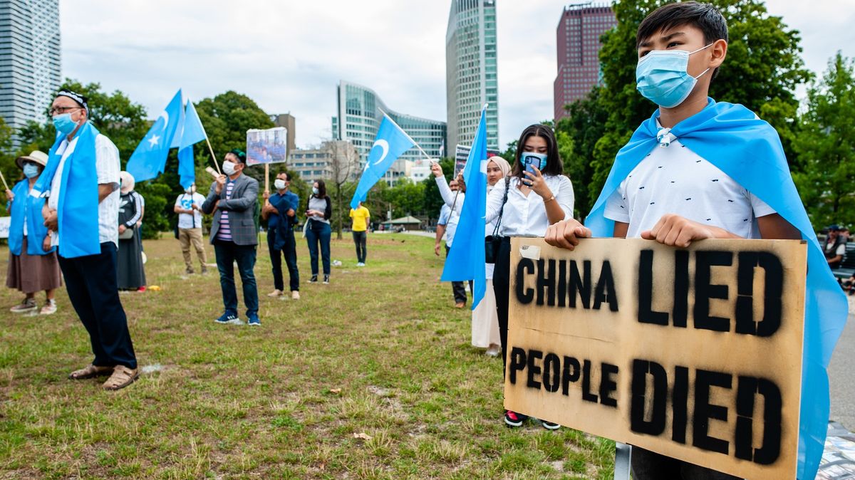 Čína boří „mýty“. Svědectví prý podávají nevěrné Ujgurky se syfilidou